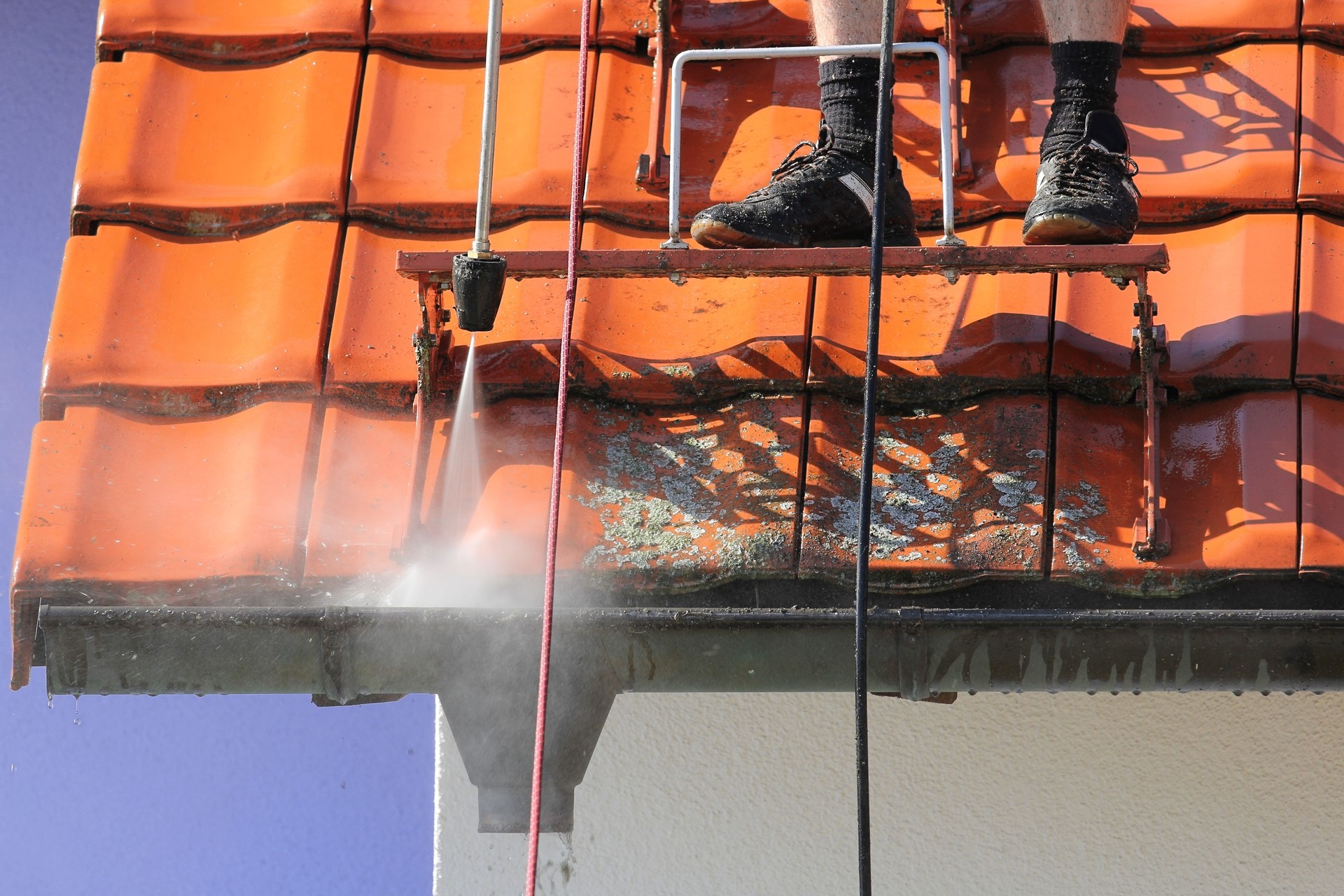 Roof and gutter cleaning with high pressure
